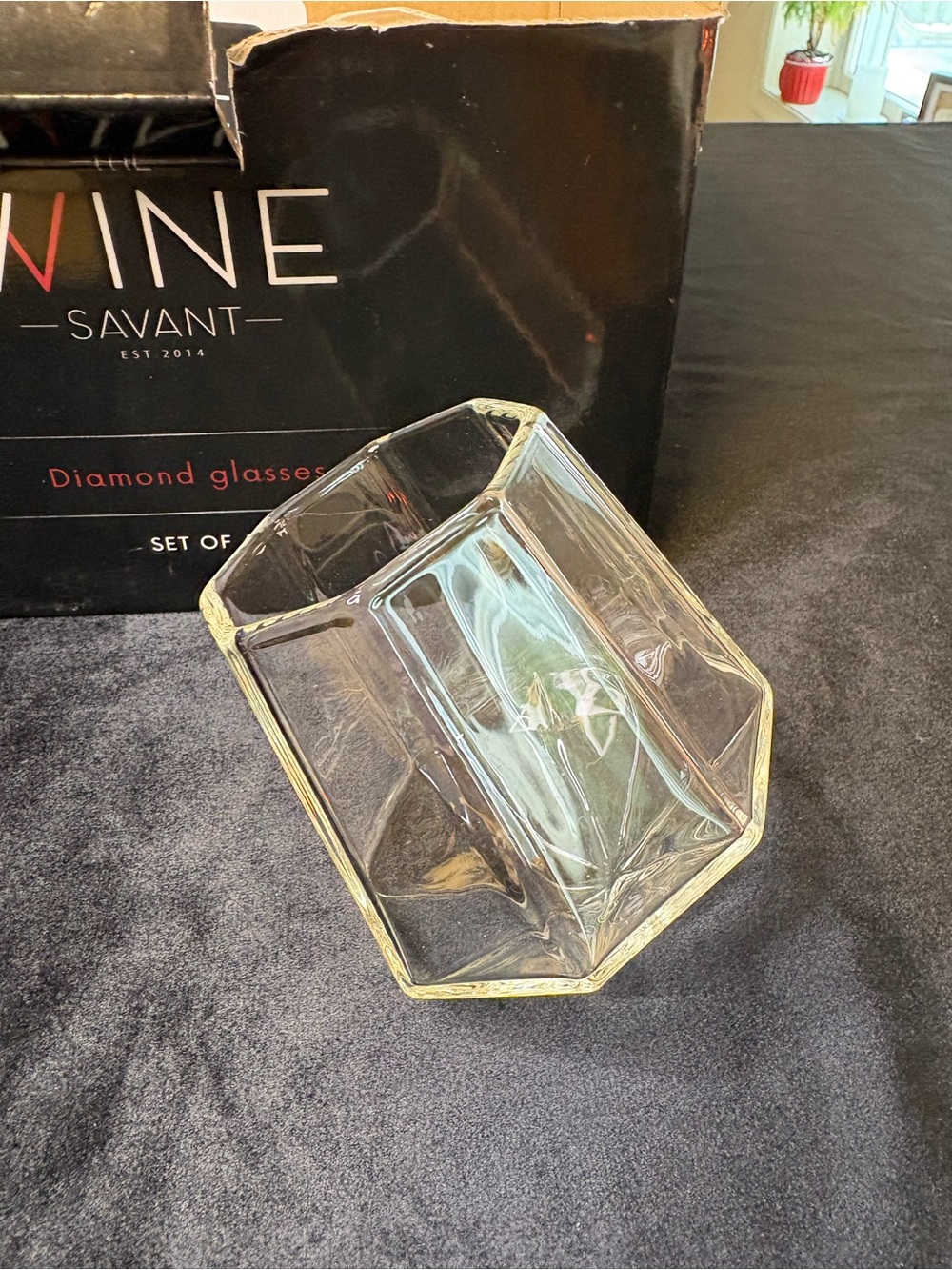 The Wine Savant Diamond Glasses Set of 4 - Black Box - Picture 3 of 4